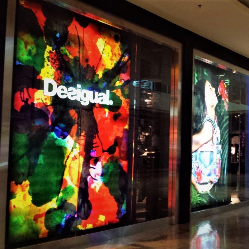 Desigual sign & winow graphic